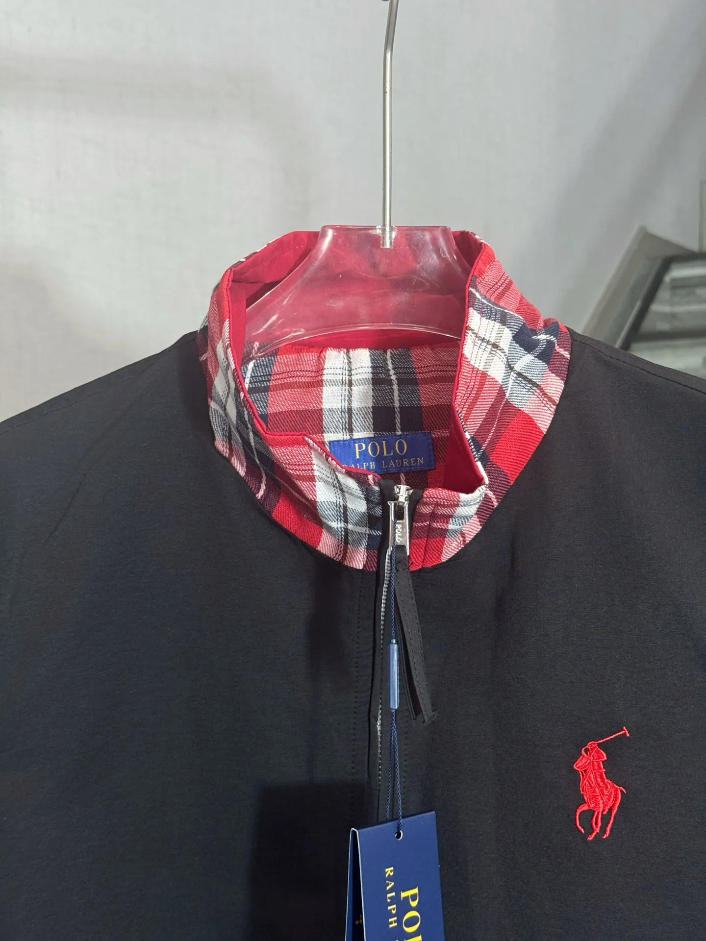 P320 model number: HE366 Ralph Lauren-Ralph Lauren old money style red plaid color block zipper jacket. The fabric is made of pure cotton breathable striped fabric. The upper body is comfortable and stylish, and feels silky and silky. The collar is made of red canvas plaid, and the horse riding warrior figure on the chest is made of high-density embroidery. The upper body is absolutely versatile, and the old money style style can be controlled casually. It is made by a large factory and has the original original label. It has three complete labels. You can buy it with confidence.  Color: Black/White Size: S M L XL